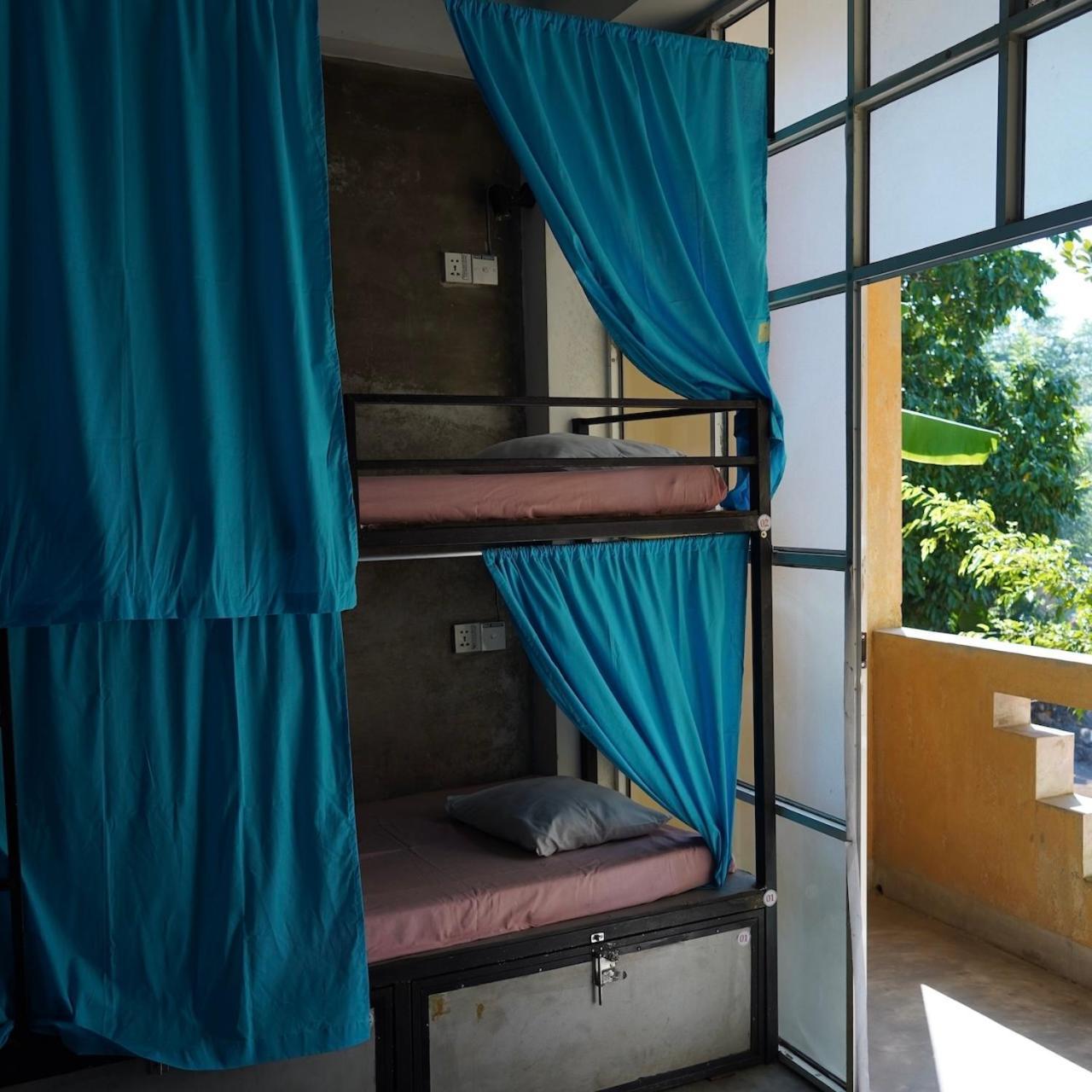 Cycling Backpacker Hostel & Cafe Unawatuna Bagian luar foto