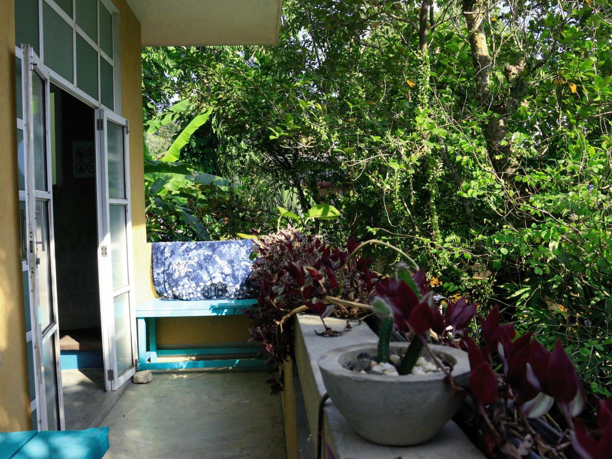 Cycling Backpacker Hostel & Cafe Unawatuna Bagian luar foto