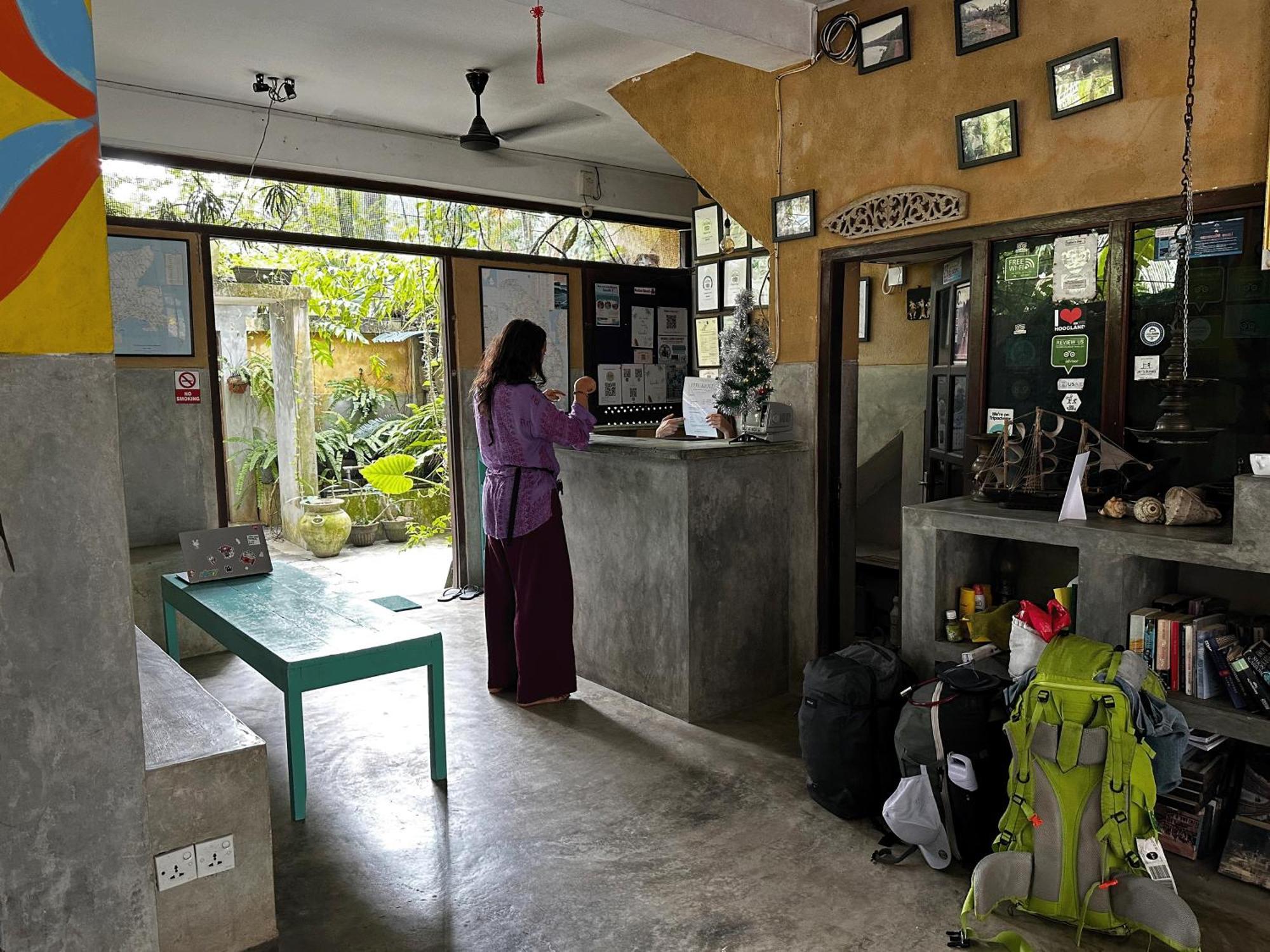 Cycling Backpacker Hostel & Cafe Unawatuna Bagian luar foto